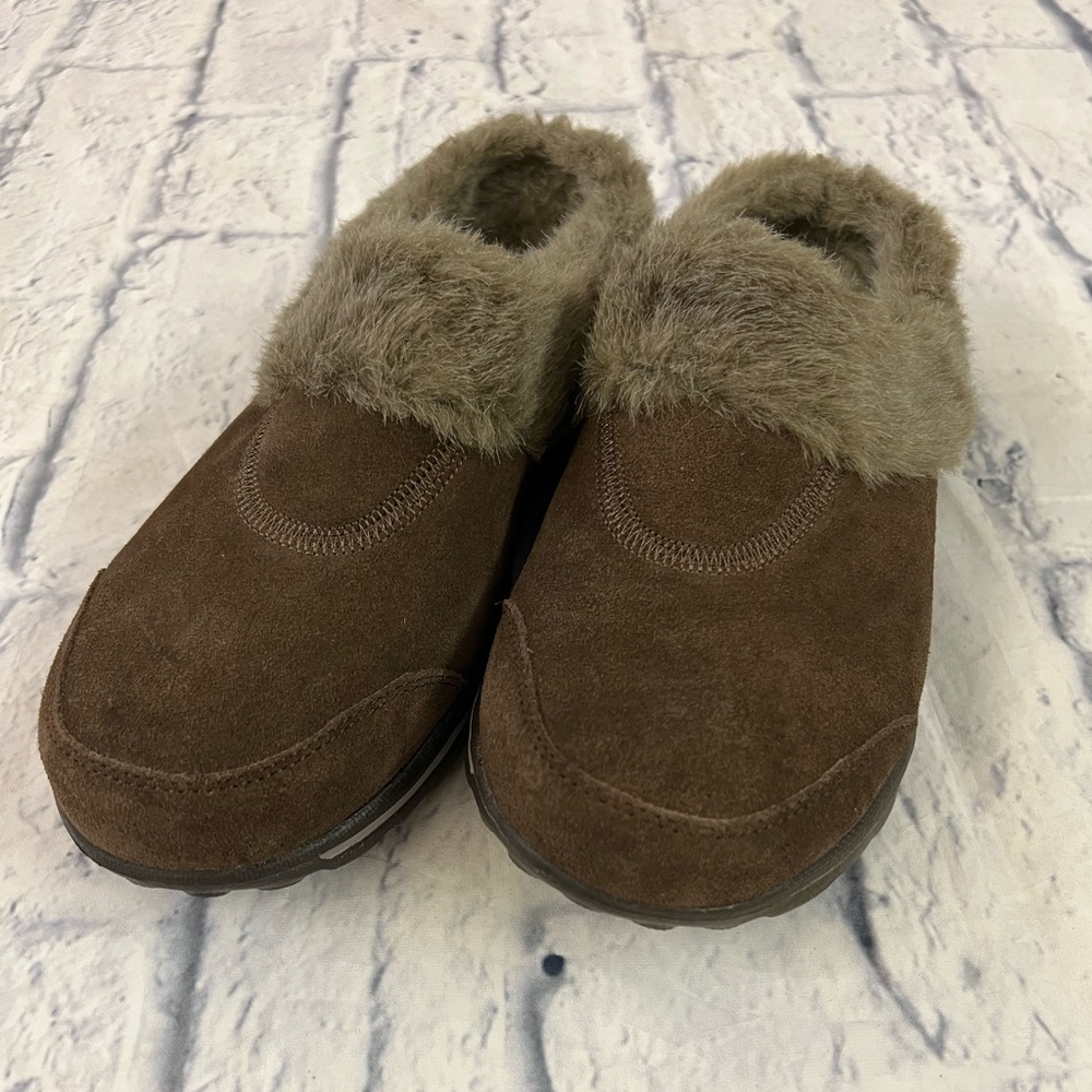 Skechers Go Walk leather ladies sz 8 taupe slippers. Furry inside, suede outer.